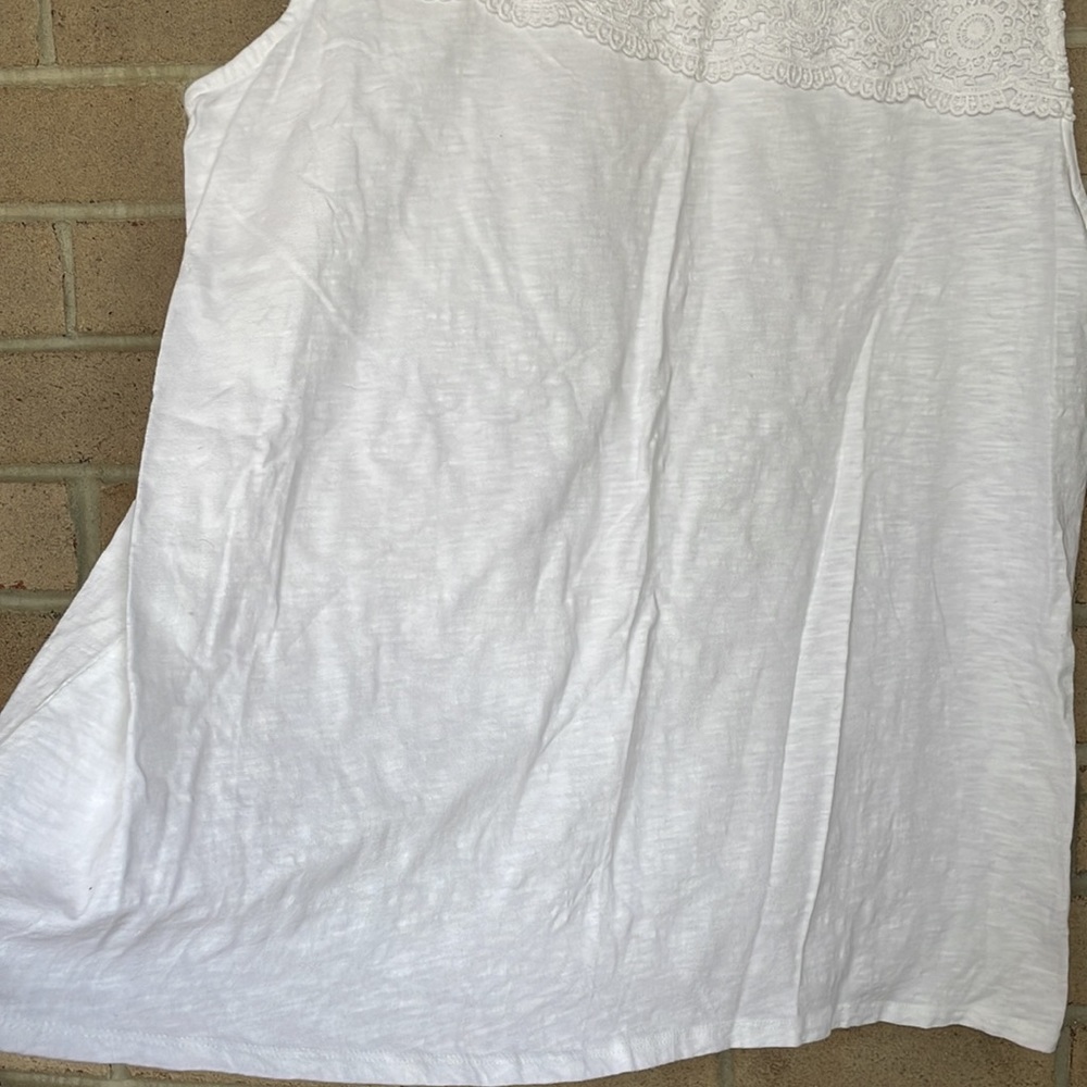 White Lace Trim Sleeveless Blouse - Picture 4 of 6
